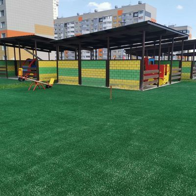 내구성 있는 폴리에틸렌 소재로 20mm 높이의 테니스 인공 잔디